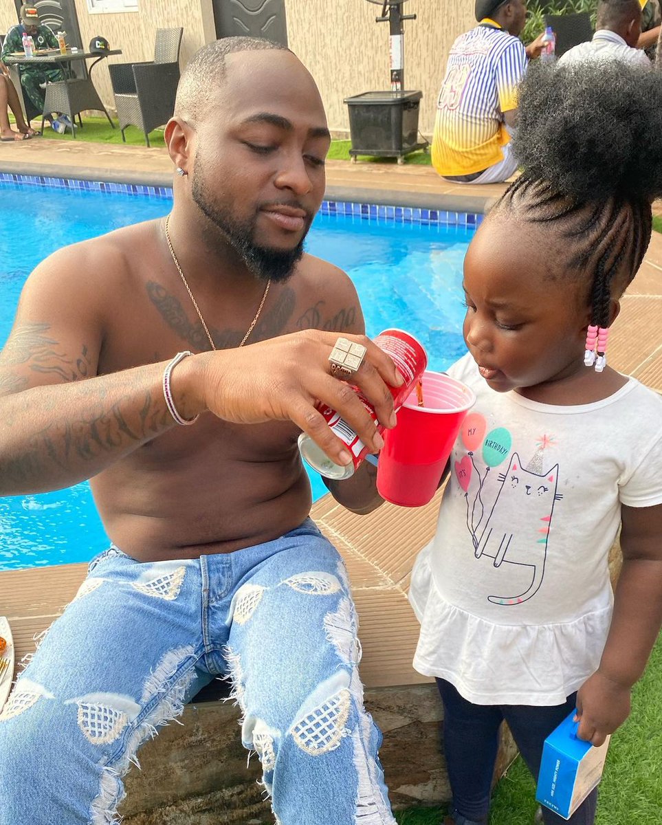 AkpraiseMedia's tweet photo. @stonebwoyb 's daughter Catherine Jidula chilling with @davido in Ghana 🇬🇭 😍 https://t.co/IcbBLwto2t