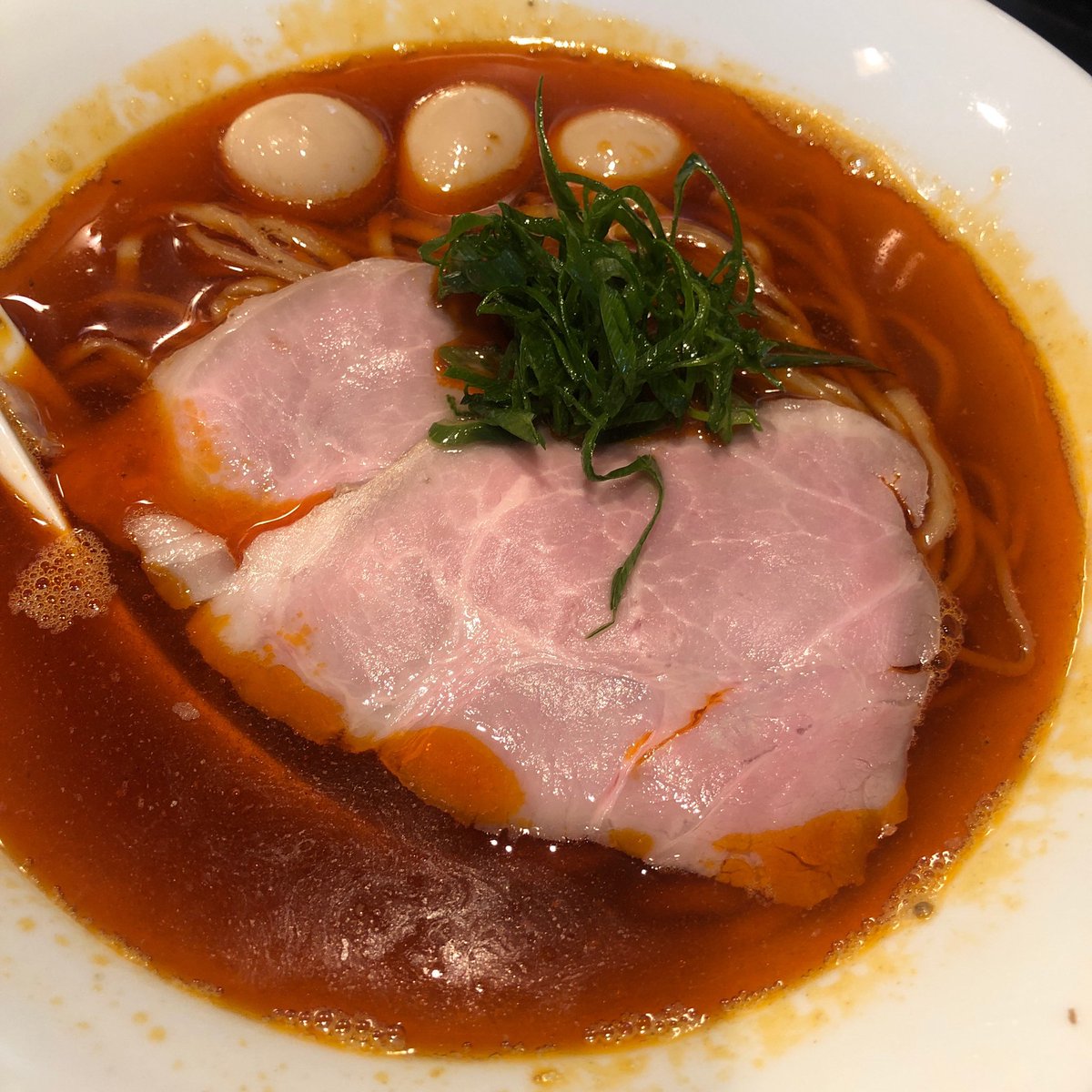 NEUES_HAUS's tweet photo. さんじ@稲荷町
赤潮＋愛
さんじ玉SP自家製あの鷄ポン酢
定刻訪麺。つけ麺は無い、ジンジャーも無い、どないなっとんねん🤣とばかりの思いだが、ここはあの禁断の言葉「サンジナメテタ」を唱えざるを得ない。本日もご馳走様でした！あ、8が年間40、最年少ジャンキーを目指しているらしく夜行きました😂 https://t.co/jFOvdbwc80