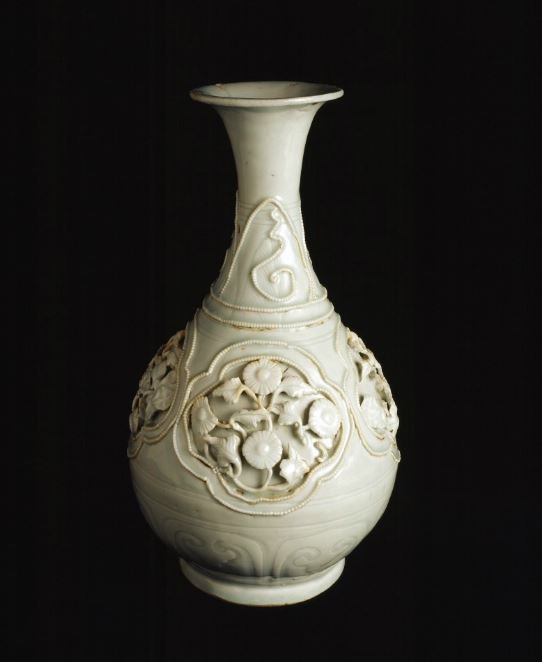 The Gaignères-Fonthill vase, an early 14th-century Chinese porcelain vase that seems to have arrived in Europe during the medieval period:  https://jekely.blogspot.co.uk/2010/12/note-on-fonthill-vase.html