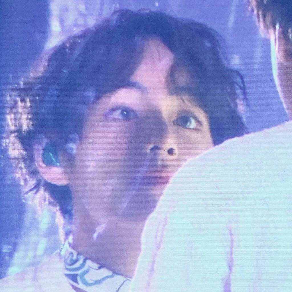 _vanttesz's tweet photo. taehyung sendo extremamente adorável apenas sendo ele mesmo; a mini thread🌸 https://t.co/goV6Yf4Xjw