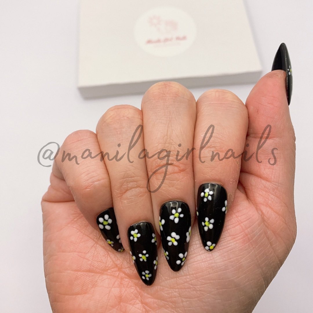 manilagirlnails's tweet photo. New sets launched on January 1 on our etsy shop link in bio! #pressonnails #trendynails #torontonails #customnails #handpainted #nailart #nailsdaily #nailpro #etsyseller #handmade #manilagirlnails #nails #falsenails #quarantinenails #covid #lockdownnails #instantmanicure https://t.co/rCf4aP6ITw