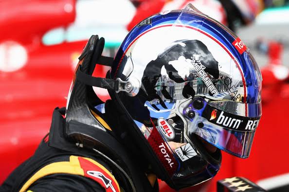 2013 - EUA O meu favorito de todos os tempos, amo esse capacete O capacete foi em homenagem ao ator americano Steve McQueen, conhecido por atuar em filmes como "Bullitt" e "Fugindo do Inferno". Era um amante da F1 também.