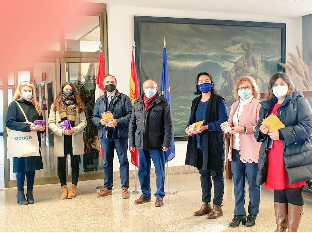 acsociallaroca's tweet photo. Hemos estado con el subdelegado del Gobierno en la entrega de guías informativas de la campaña "Estamos contigo, la violencia de género la paramos unidad"  como entidad especialista en trata y violencia de género.
#accionsociallaroca
#cadapersonaesunica
#Valladolid https://t.co/0SF5cjSVOW