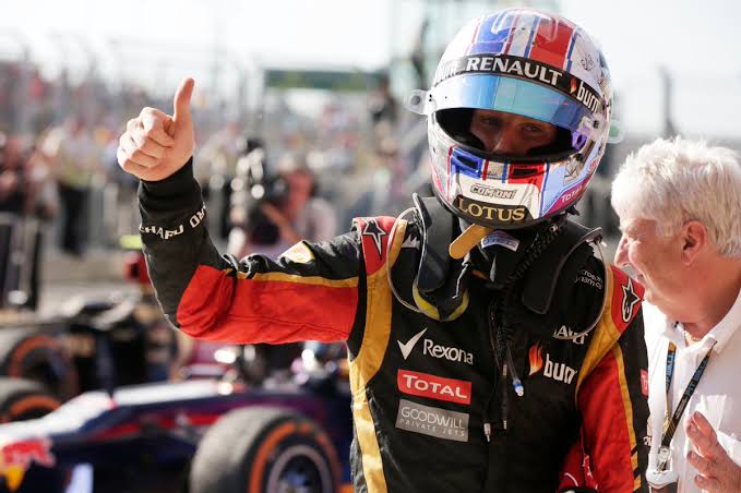 2013 - EUA O meu favorito de todos os tempos, amo esse capacete O capacete foi em homenagem ao ator americano Steve McQueen, conhecido por atuar em filmes como "Bullitt" e "Fugindo do Inferno". Era um amante da F1 também.