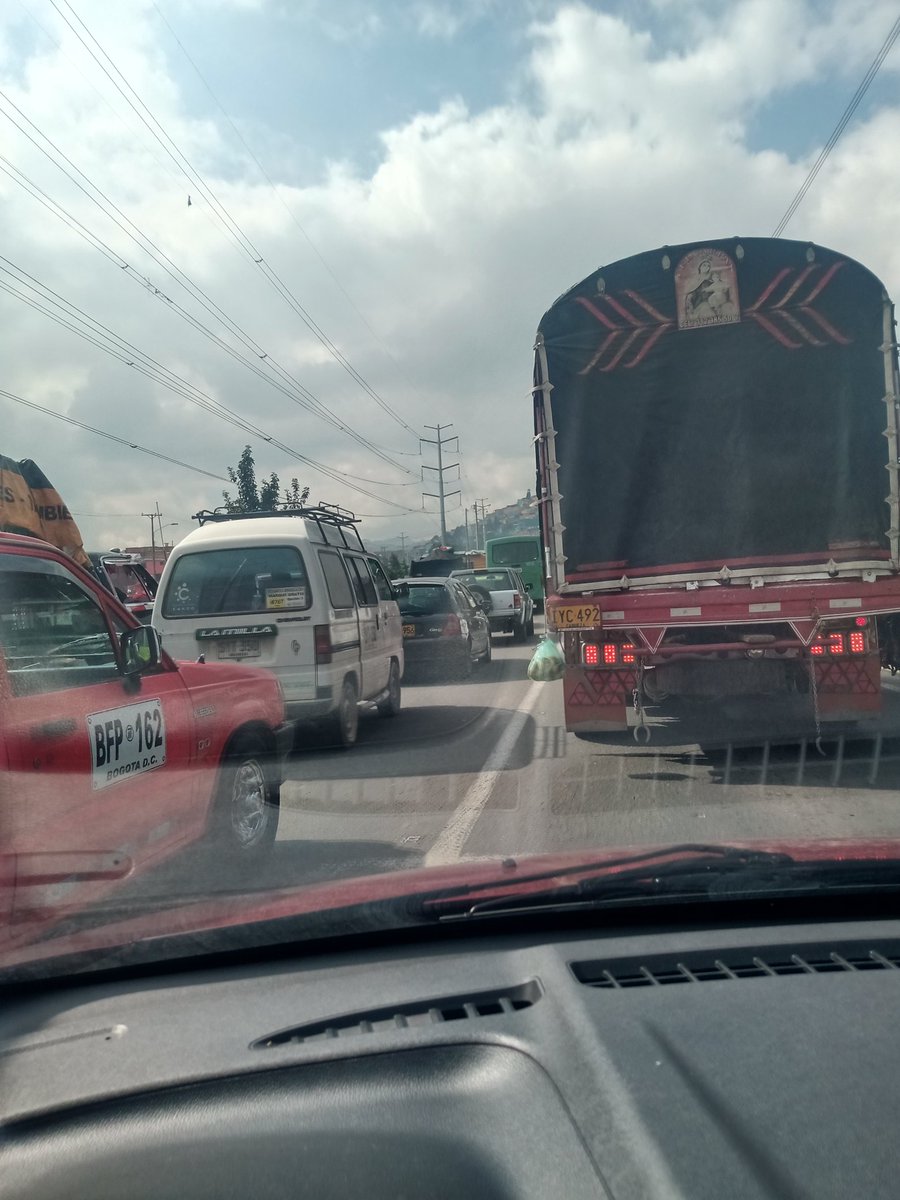 ROLOVELAS's tweet photo. Que genios dos semáforos seguidos para generar trnacon e inseguridad 9am y el trancon ya llega al portal tunal @SectorMovilidad @Bogota @ALCBolivar @VeeduriaBogota @ClaudiaLopez @ArribaBogota @Citytv @jnietoblanco @sandravelezf @ https://t.co/egDU5t7gqK