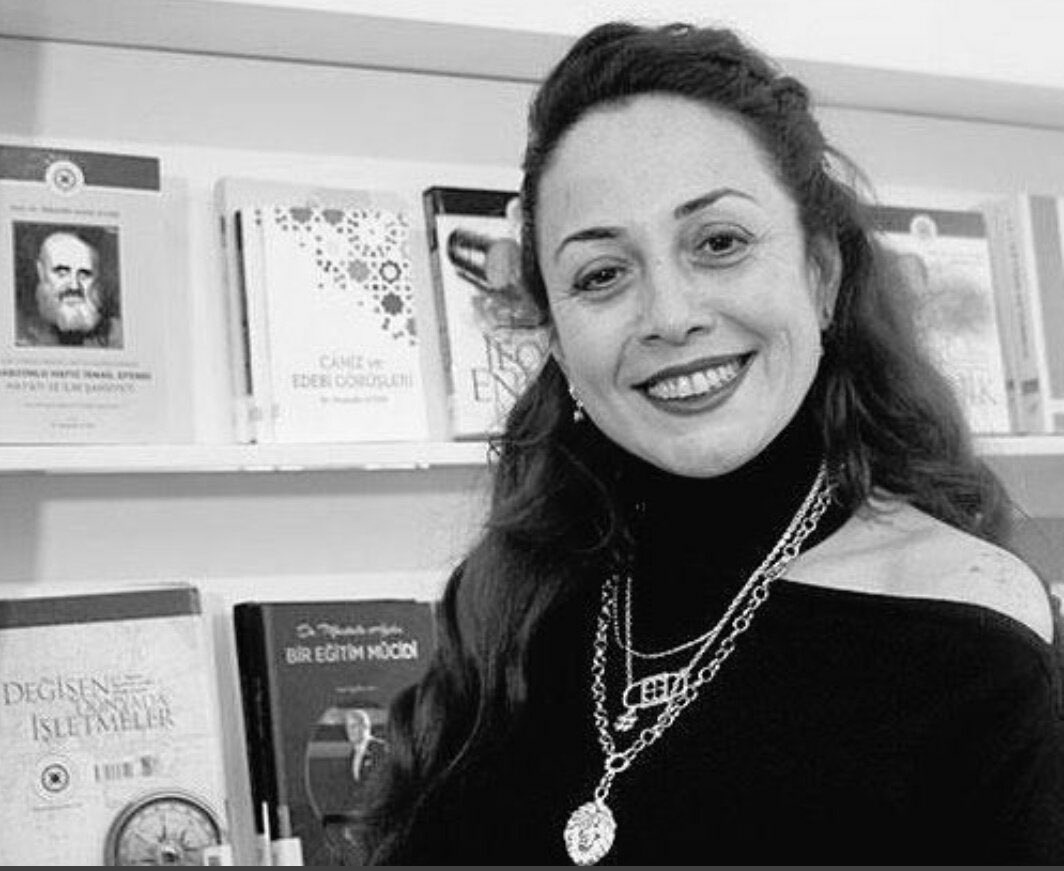 Tuunnc_'s tweet photo. Kadınlar öldürülmek için yaratılmadılar İsimler değişiyor Vahşet değişmiyor 
#AylinSözer #BugünBirDahaÖldük https://t.co/vb5tBueYcp