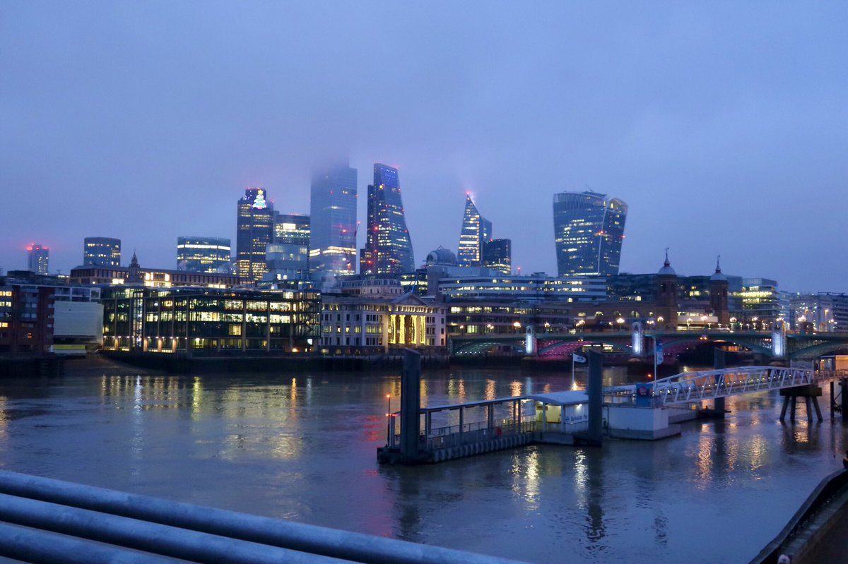 BerkeleySqB's tweet photo. From our evening walk along the South Bank yesterday.. a foggy wintry London town.. #londonwinter #london2020 #winterlondon https://t.co/tnKd8k2axP