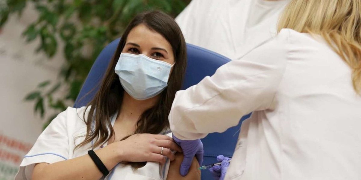MediasetTgcom24's tweet photo. Covid, l'infermiera Claudia Alivernini, prima vaccinata, minacciata dai no vax: "Vediamo quando muori"  #ClaudiaAlivernini https://t.co/XV5YyQL1LW https://t.co/0VwCNb81iV