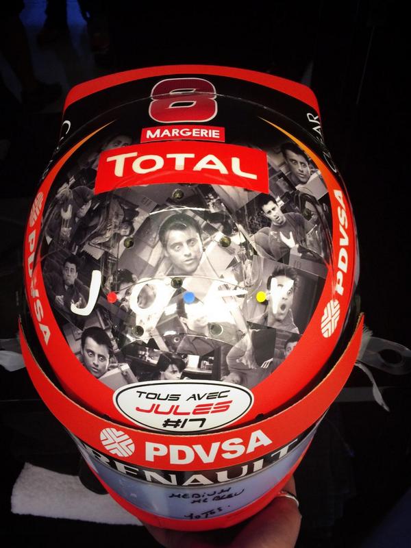 2014 - EUA Romain Grosjean fez uma homenagem ao ator "Matt LeBlanc", da série "Friends". O capacete faz referência a uma série do ator chamada "Episodes".Também fez uma homenagem à Margerie, dono da Total que morreu em um acidente aéreo.