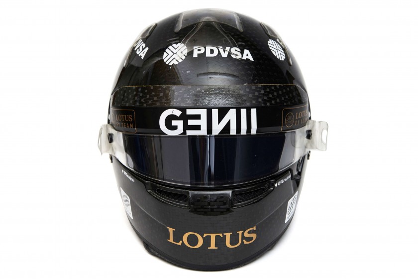 2015 - Pré-temporada Usado apenas em Barcelona em homenagem a equipe Lotus. Capacete da bola 8 de sinuca 