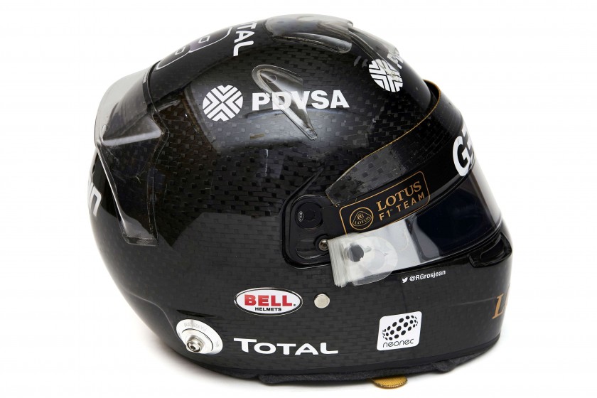 2015 - Pré-temporada Usado apenas em Barcelona em homenagem a equipe Lotus. Capacete da bola 8 de sinuca 