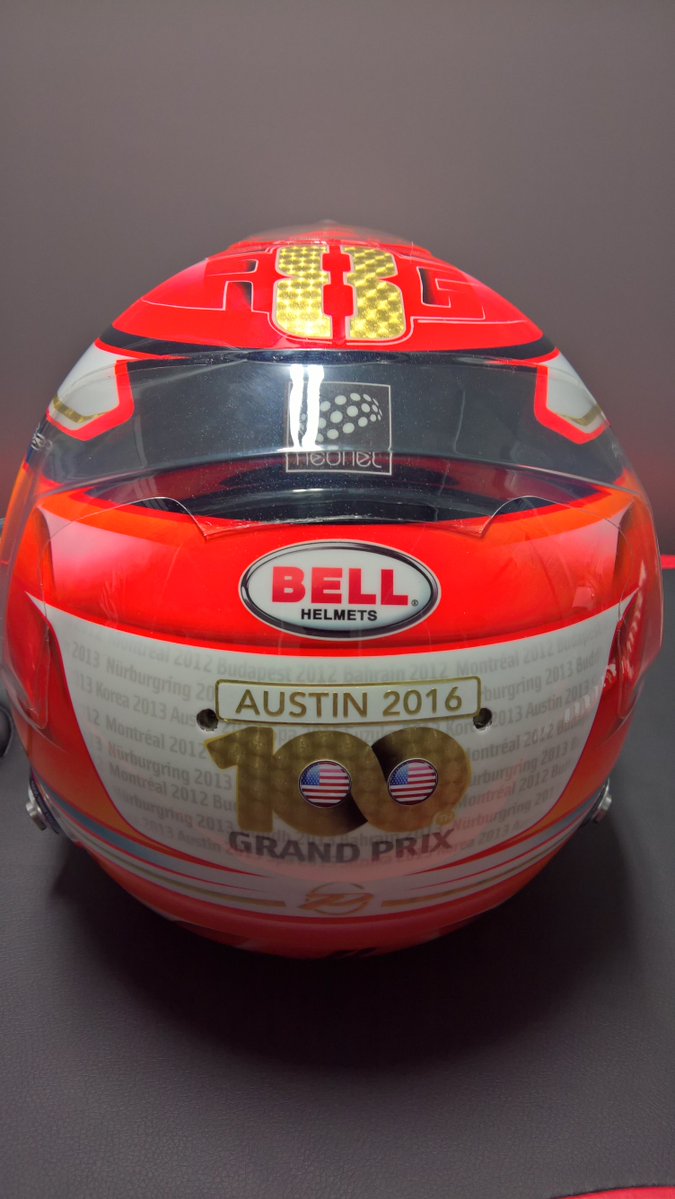 2016 - 100° GP Este capacete nunca foi usado pelo que eu vi, foi feito para os GP dos EUA em comemoração aos 100 GPs do Grosjean, porém ele usou o de cima. Achei apenas essa foto e somente em dois sites.