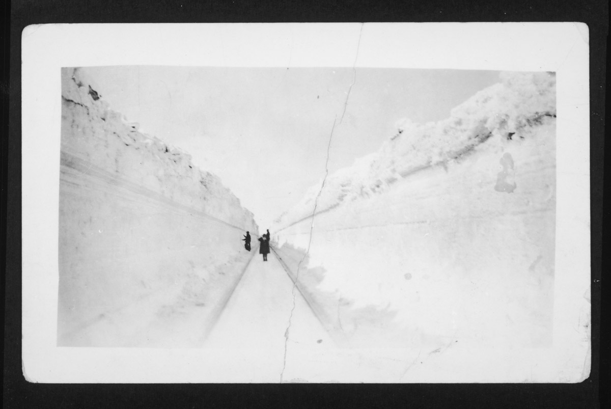 nehistorical's tweet photo. This snowy morning across Nebraska has us remembering back to Campbell, NE (south of GI) on January 23, 1928. Just your average 35 foot deep snow drift. https://t.co/pzxwaUdhMu