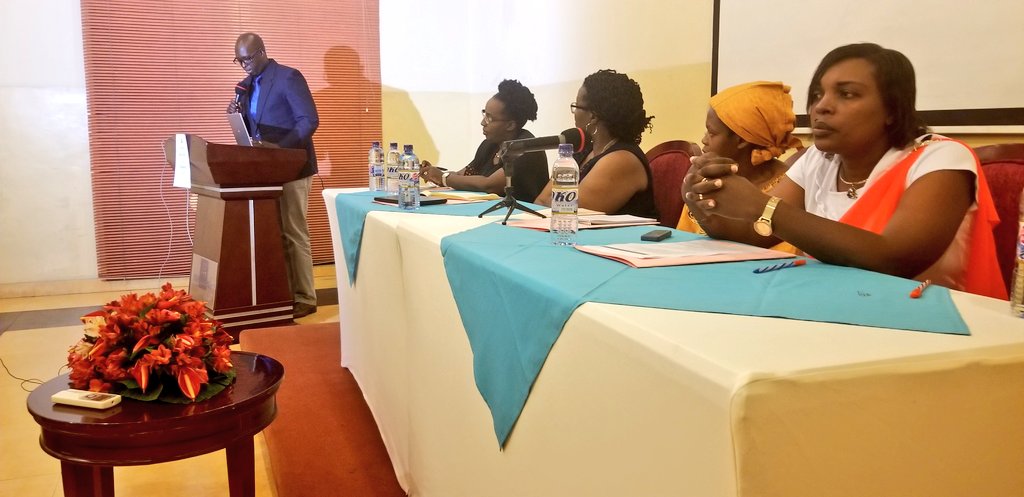 YBurundi's tweet photo. 68% des 120 millions de citoyens de la région des Grands Lacs sont des femmes.
Et si cette partie majoritaire de la population n'est pas prise en compte à tous les niveaux de l'organisation du développement, c'est une grande perte encaissée.
#Burundi #Ubaha
#DroitsDeLHomme https://t.co/5YTXYSYInn