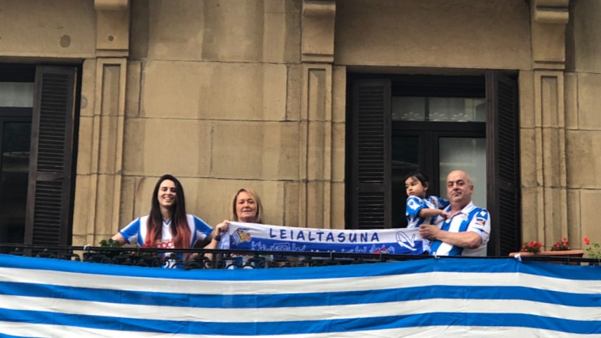 RealSociedad's tweet photo. ๐ ยกParticipa en el futuro mosaico del Reale Arena!
๐ธ Envรญa tu foto de txuri urdin con el hashtag #RS111 y consigue uno de los once grandes premios que sorteamos.
https://t.co/dcgHXppE0D
#RealistasPorElMundo #AurreraReala https://t.co/SBaUWBTxns