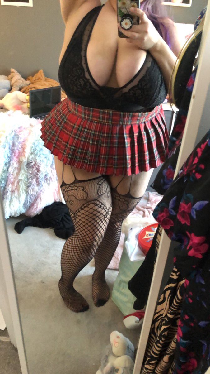 Half price admire me! £3.50 

admireme.vip/Misssoftangel/

#tittytuesday #bbw #plussizebabe #ukgirl #36k #bignaturals #naturaltits #boobs #bigboobs #admireme #admiremevip #admiremegirl #fat #fishnets #fishnetstockings #sellingcontent #pics #lewds #nudes #tittys #tummy #subscribe