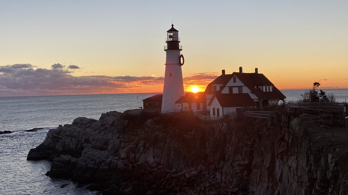 KelleyBouchard's tweet photo. Chilly early morning adventure to catch the first rays on one of the last days of 2020. Grateful on many levels.
@GrahamGillian
#portlandheadlight
#weliveinabeautifulplace https://t.co/kmvk2ouXOD