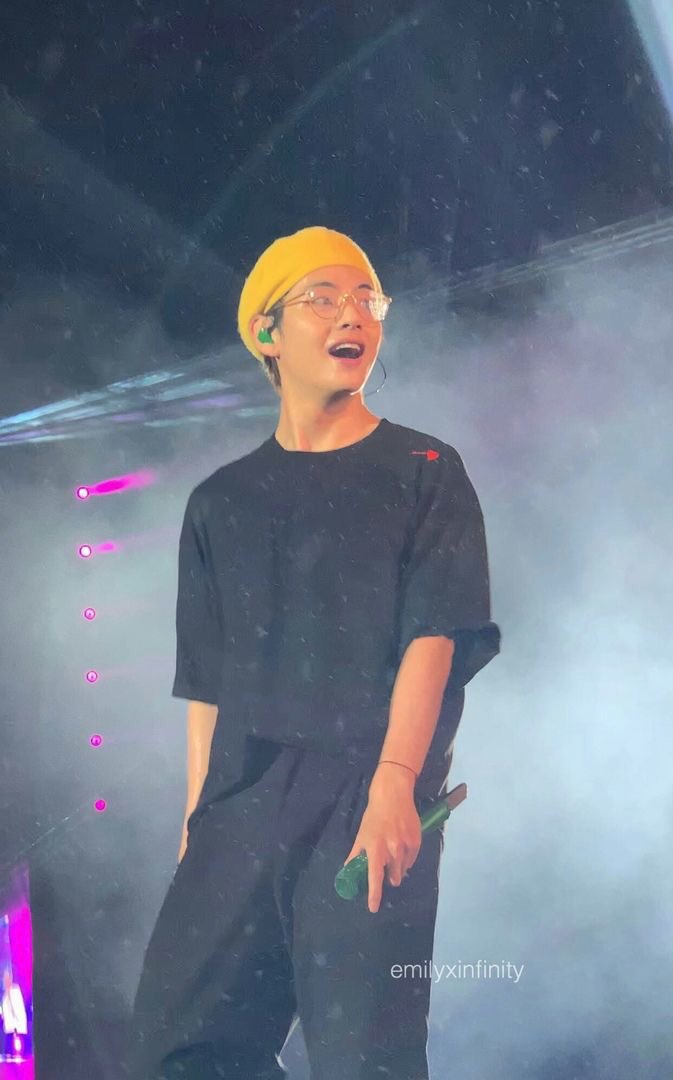 hobivest's tweet photo. como seria ver kim teahyung de pertinho + fotos que eu tirei no show; a thread: https://t.co/doOomtGRTp