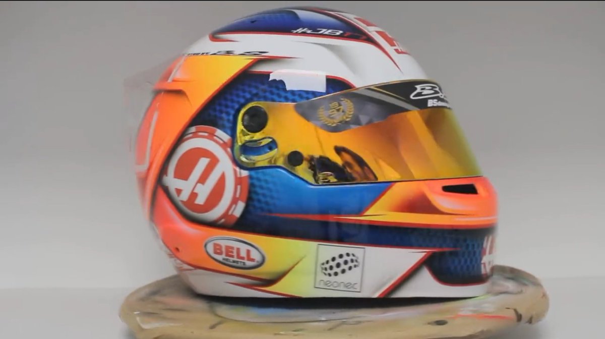 2017 - Mônaco O principal detalhe é a traseira, com ele como chef e piloto. Eu tive que tirar um print de um vídeo pois não achei em nenhum outro lugar fotos desse capacete.