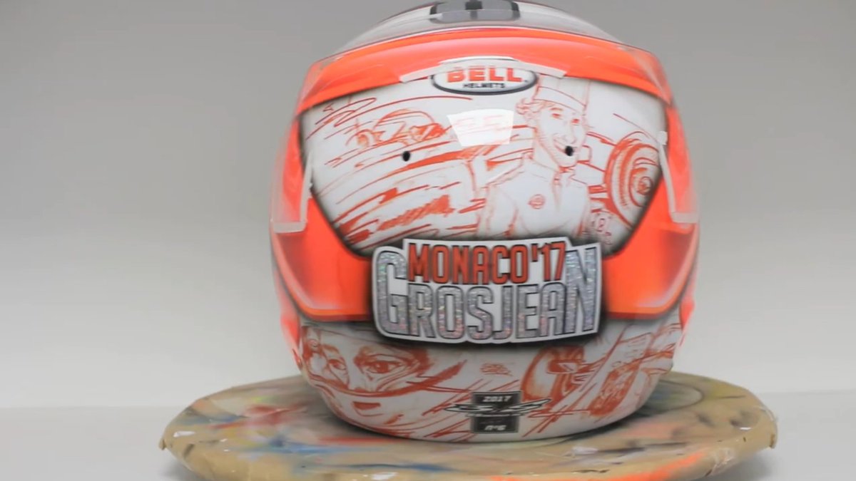 2017 - Mônaco O principal detalhe é a traseira, com ele como chef e piloto. Eu tive que tirar um print de um vídeo pois não achei em nenhum outro lugar fotos desse capacete.