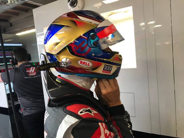 2018 - Mônaco Achei apenas essas duas imagens, um capacete simples, que me lembra o do Bahrein 2017.