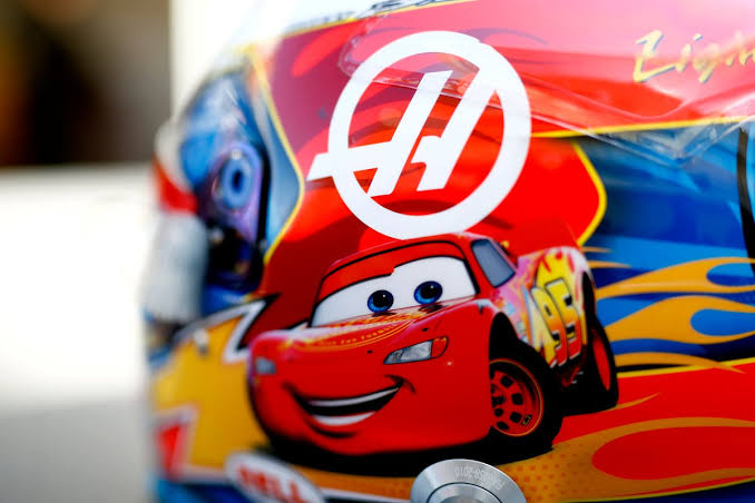 2019 - EUA  / Brasil "Eu sou a velocidade."Um capacete em homenagem ao nosso Relâmpago McQueen. Ele gostou tanto, que postou um story perguntando se queriam que ele usasse no Brasil. Preciso dizer o resultado?