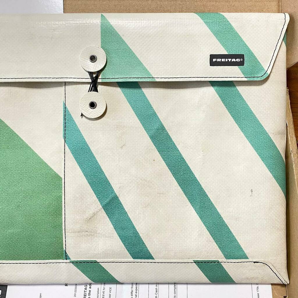 yamauchiatsushi's tweet photo. たくさんの幌を見過ごして終にあがりの、あがるMBPスリーブが届いた。
#frtg #f421 #f421sleeveforlaptop15 https://t.co/7MGT97k9iC https://t.co/25PhFjhpZ6