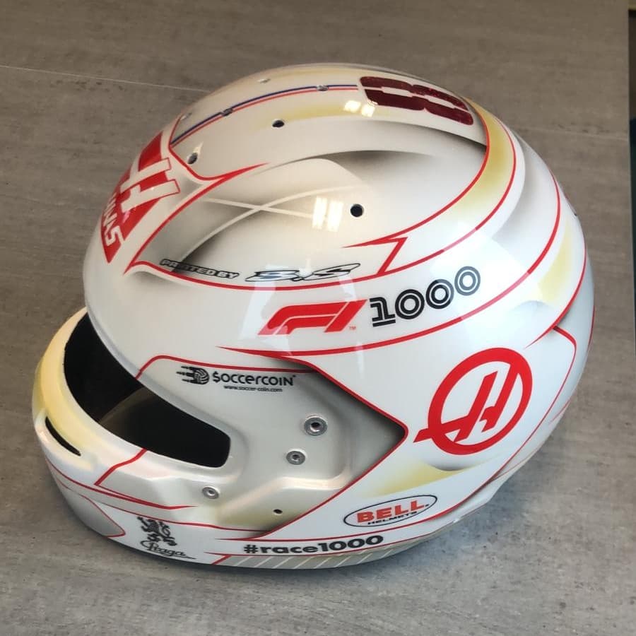 2019 - China Em celebração às 1000 corridas da F1, os pilotos podiam fazer um capacete especial sem gastar o seu capacete "coringa". Grosjean escolheu esse branco com vermelho, ficou lindo!
