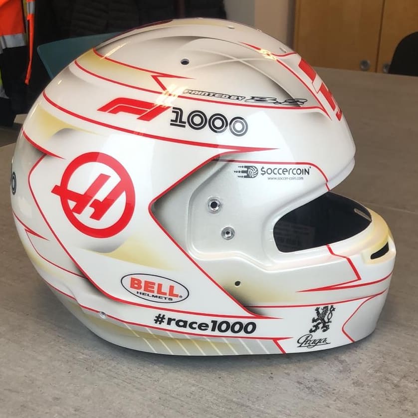 2019 - China Em celebração às 1000 corridas da F1, os pilotos podiam fazer um capacete especial sem gastar o seu capacete "coringa". Grosjean escolheu esse branco com vermelho, ficou lindo!