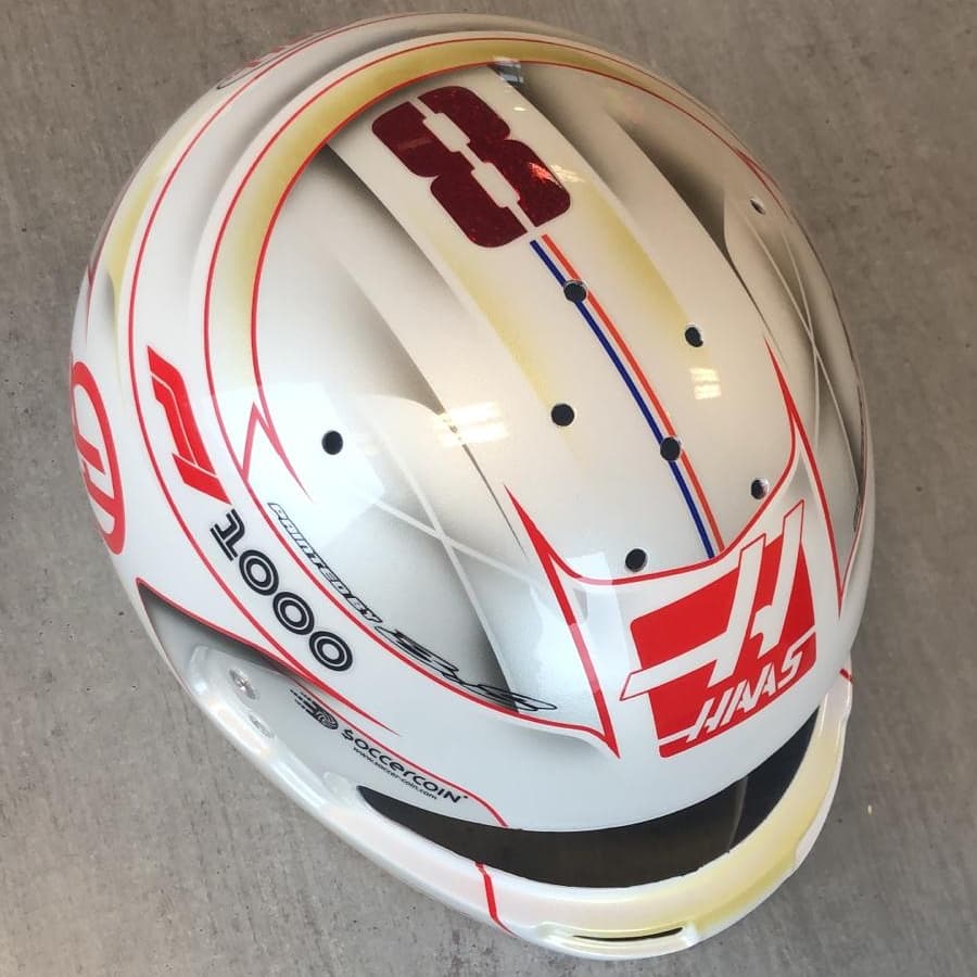 2019 - China Em celebração às 1000 corridas da F1, os pilotos podiam fazer um capacete especial sem gastar o seu capacete "coringa". Grosjean escolheu esse branco com vermelho, ficou lindo!