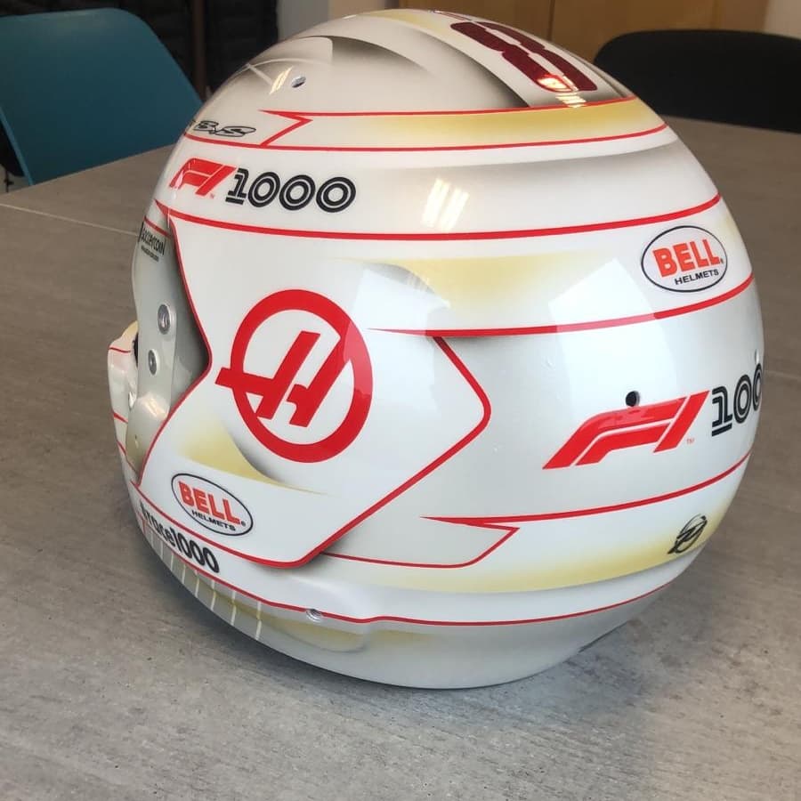 2019 - China Em celebração às 1000 corridas da F1, os pilotos podiam fazer um capacete especial sem gastar o seu capacete "coringa". Grosjean escolheu esse branco com vermelho, ficou lindo!