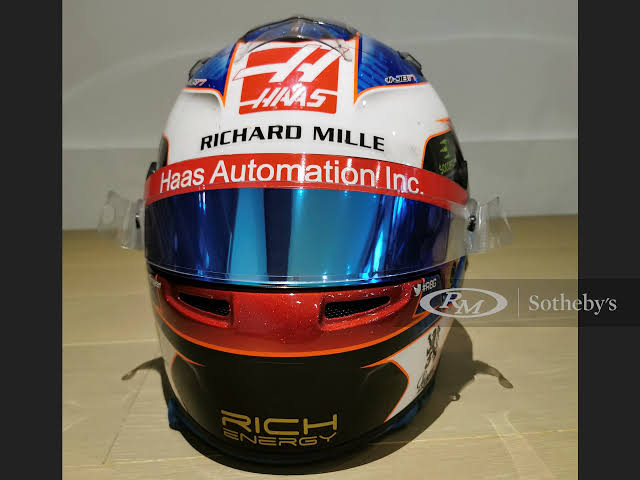 2019 - Mônaco Grosjean já tinha um capacete especial quando Niki Lauda morreu, então deixei uma foto dele com o boné do Niki, como forma para homenageá-lo.