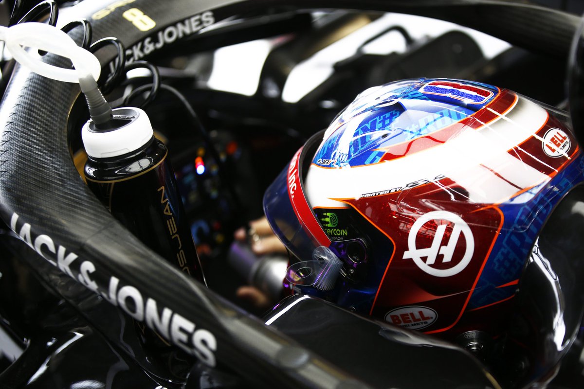 2019 - Mônaco Grosjean já tinha um capacete especial quando Niki Lauda morreu, então deixei uma foto dele com o boné do Niki, como forma para homenageá-lo.