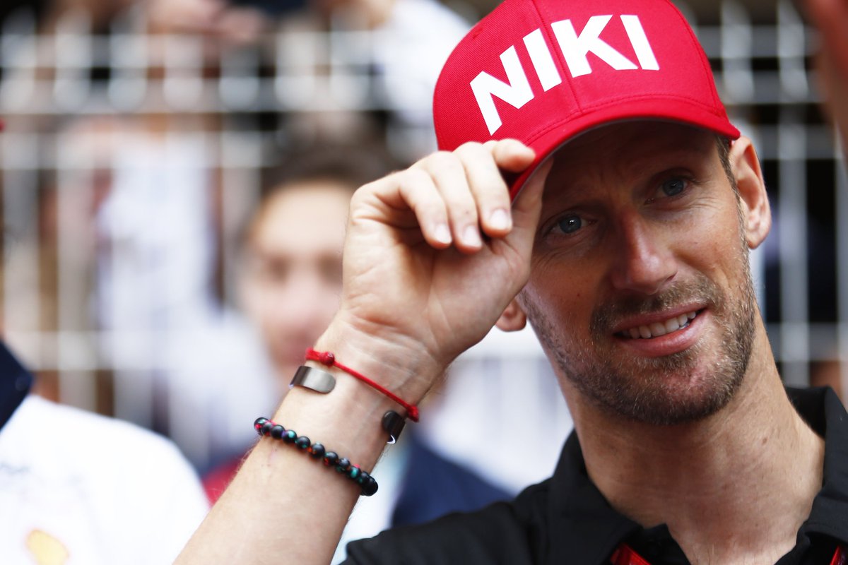 2019 - Mônaco Grosjean já tinha um capacete especial quando Niki Lauda morreu, então deixei uma foto dele com o boné do Niki, como forma para homenageá-lo.