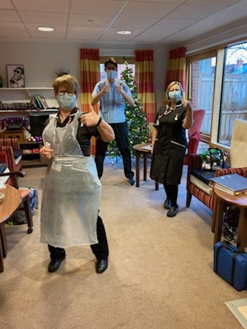 The Erewash Care at Home Frailty Team and Pharmacist Harry administrating the Covid vaccinations to the 1st of many Care Homes... Great job!! #proud #protectingourvulnerablepatients
<a href="/jo_sills/">Jo Sills</a> <a href="/DCHStrust/">Derbyshire Community Health Services NHS FT</a> <a href="/DCHSStaffHealth/">DCHS Staff Wellbeing</a>