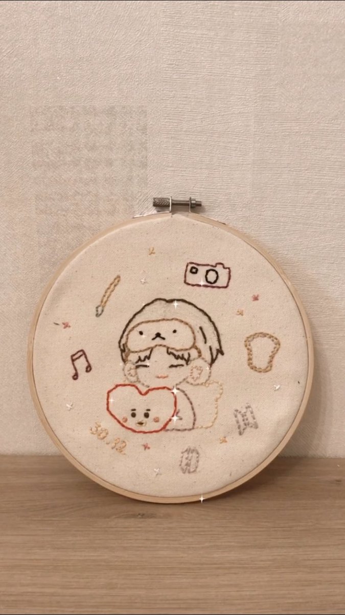 taesmagics's tweet photo. .･* ✵  *:.｡.˚ ✦ +‘，˚✧
ㅡ just tiny tete and his favourite things: bts, armys, music, bread, camera, art and his two best friends! 🥰💖🎂🍓🧸🎀💜✨

@BTS_twt #HAPPYVDAY #SnowFlowerTaehyung #뷔생일ㅊㅋ #아미의행복전도사_태형의_26번째생일 #겨울에태어난_우리의봄_태형아보라해 https://t.co/MEbFNaBPp4