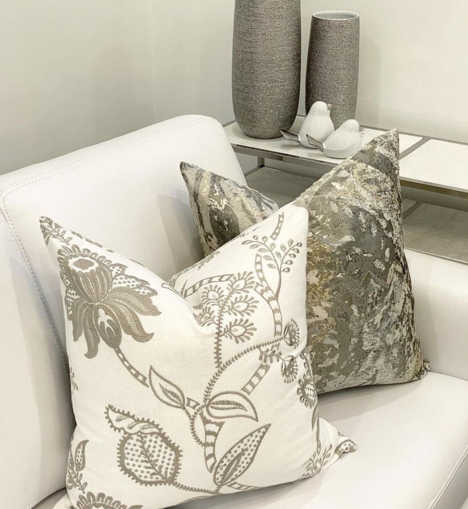 Mixing patterns is the perfect way to create elegance and interest in your living room design! #tosscushiontuesday