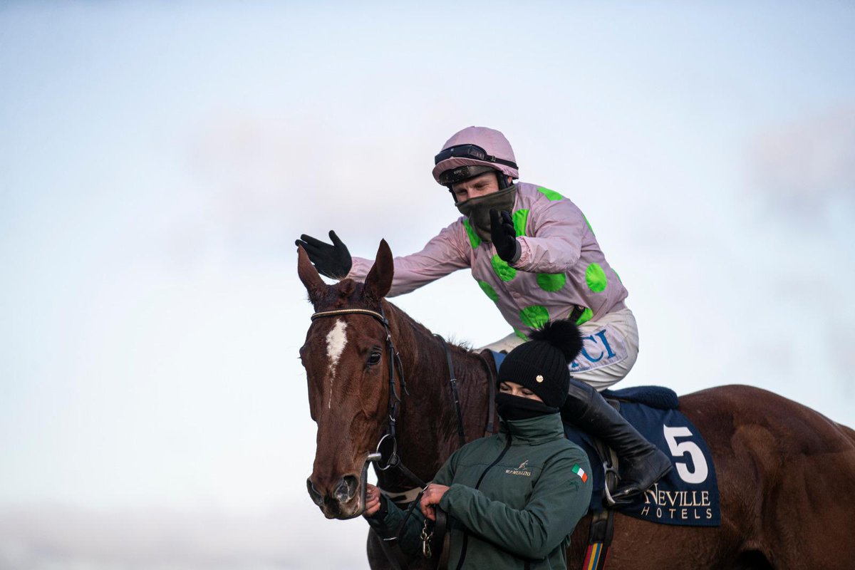 Neville Hotels Novice Chase at <a href="/LeopardstownRC/">Leopardstown RC</a>.

Well done to Monkfish who wins for Willie Mullins, Paul Townsend &amp; owner Mrs S Ricci.

#NevilleHotels #NoviceChase #LeopardstownRaces