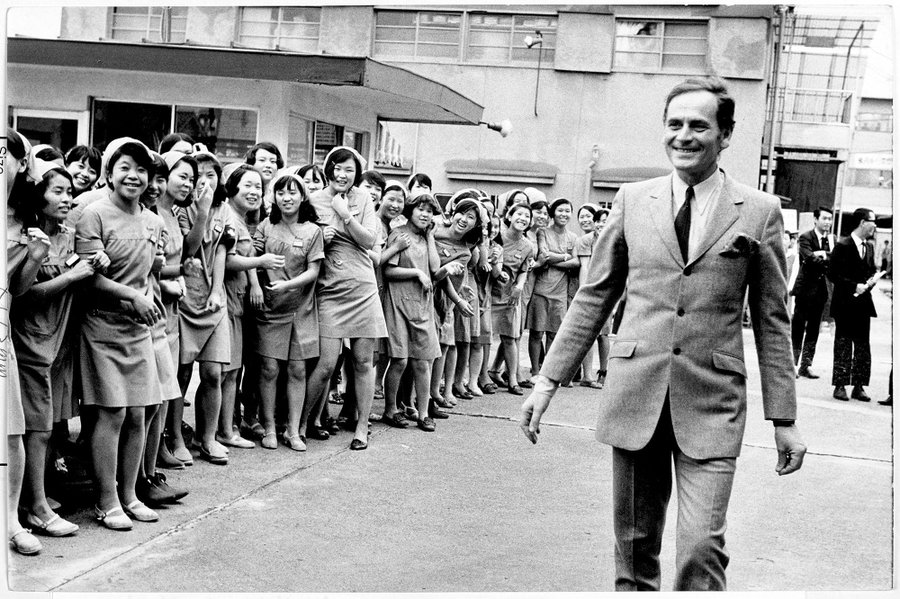 Fashion designer Pierre Cardin has passed away at 98. Here he is, during his first visit to Japan in 1957.