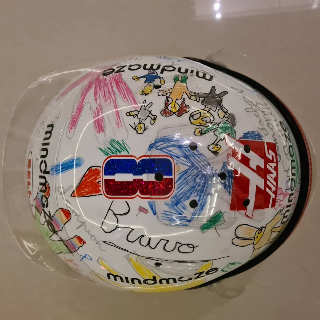 2020 - Abu Dhabi Por último, o melhor de todos! O capacete feito pelos filhos do Romain para o GP de Abu Dhabi de 2020.Kevin Magnussen tentou usá-lo como forma de homenagem, mas não coube em sua cabeça. Romanussen 