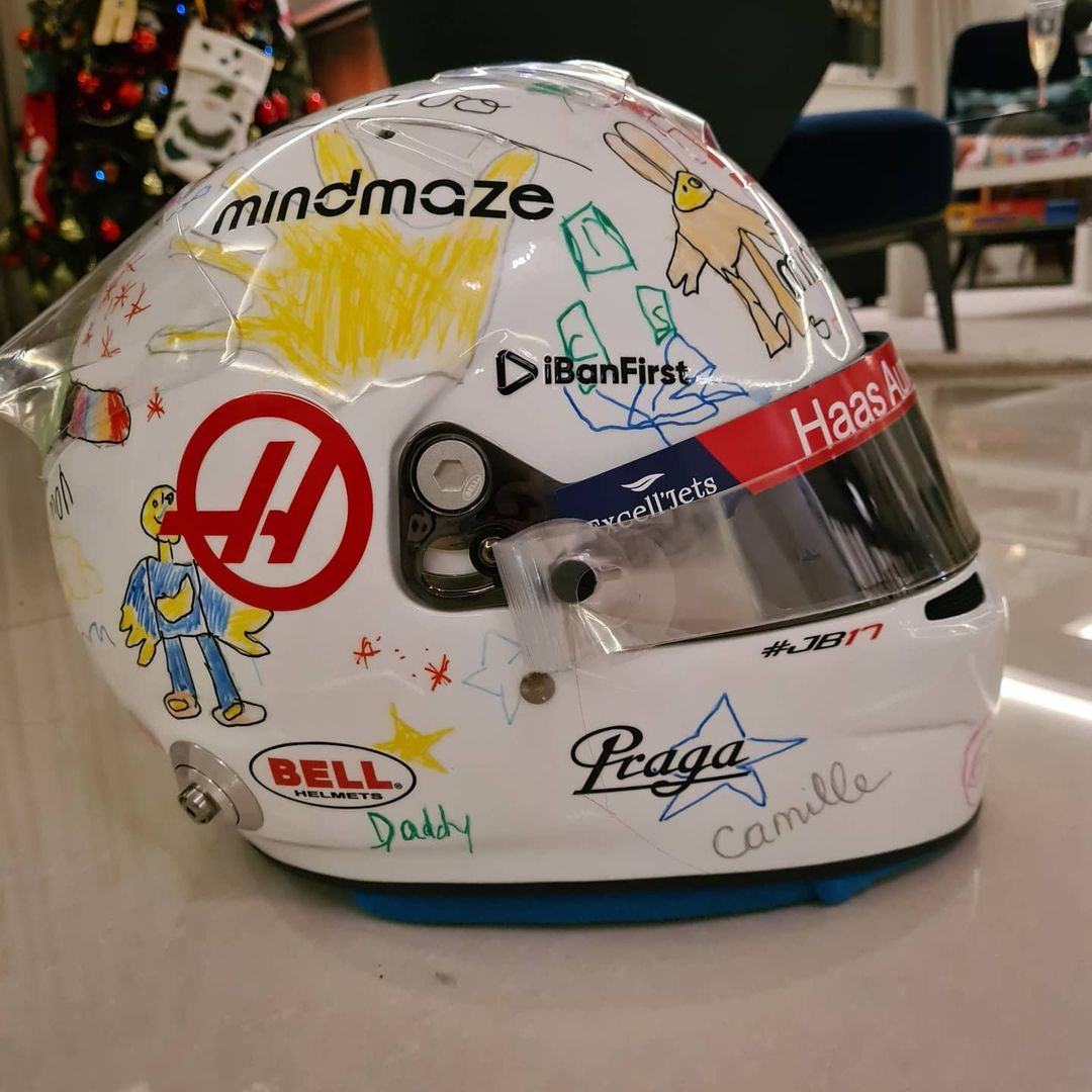 2020 - Abu Dhabi Por último, o melhor de todos! O capacete feito pelos filhos do Romain para o GP de Abu Dhabi de 2020.Kevin Magnussen tentou usá-lo como forma de homenagem, mas não coube em sua cabeça. Romanussen 