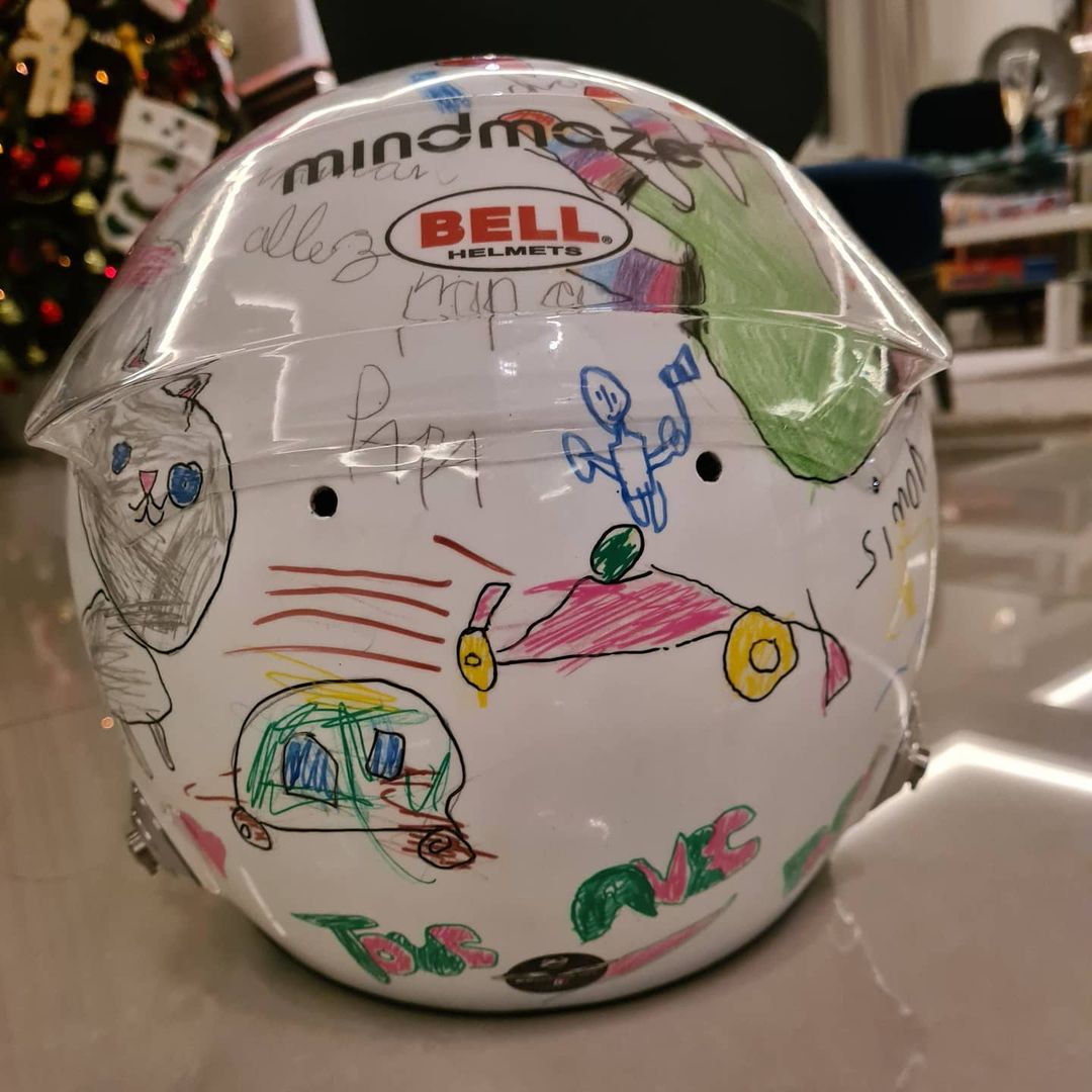 2020 - Abu Dhabi Por último, o melhor de todos! O capacete feito pelos filhos do Romain para o GP de Abu Dhabi de 2020.Kevin Magnussen tentou usá-lo como forma de homenagem, mas não coube em sua cabeça. Romanussen 