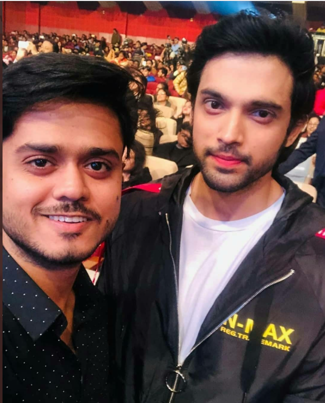 Despite being a strictly private ceremony that allowed only invited attendees, fanmeet pics kept cropping up; as did clips of  #ParthSamthaan receiving the award, resonating w/ screams of "Paaarth" from the audience!"He doesn't need media/PR, his Angels suffice"- made sense! 3/n