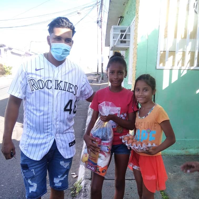 goncarl67's tweet photo. El Pelotero Grandes Ligas de los Rockies de Colorado, German Marquez a traves de la Fundacion que lleva su nombre dona alimentos a los más necesitados.

Germán Márquez junto a su familia entregó en calidad de donación alimentos a su pueblo natal en San Felix y Puerto Ordaz, https://t.co/Q3ev2tYIxF