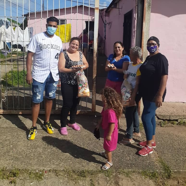 goncarl67's tweet photo. El Pelotero Grandes Ligas de los Rockies de Colorado, German Marquez a traves de la Fundacion que lleva su nombre dona alimentos a los más necesitados.

Germán Márquez junto a su familia entregó en calidad de donación alimentos a su pueblo natal en San Felix y Puerto Ordaz, https://t.co/Q3ev2tYIxF