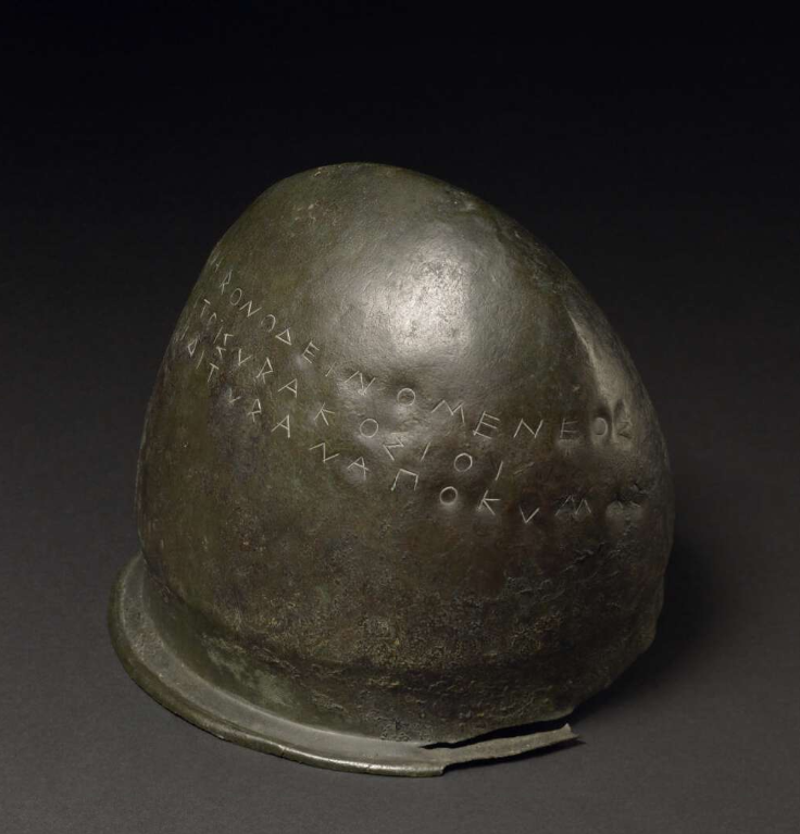 Oh, sod it... I can't stay non-ancient all day, so for an  #EpigraphyTuesday thread here's a very quick little offering.So here's a bronze Etruscan helmet that was dedicated in the sanctuary of Zeus at Olympia.Image: British Museum (1823,0610.1)