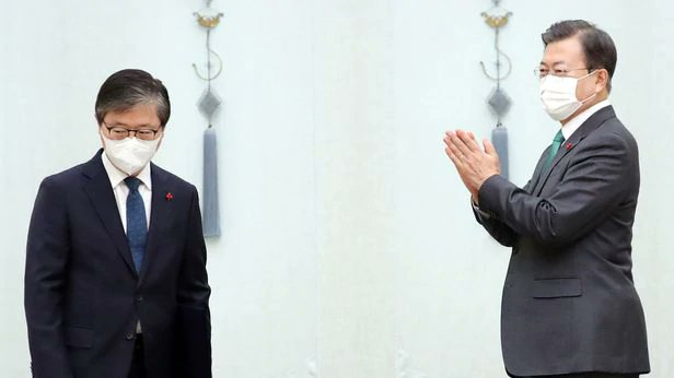 지입으로 비판받을 새끼라면서 박수치는건 뭔가? 정신줄 놓고 사는게 맞는거 같다. 

文대통령, 변창흠에 임명장주며 “비판받을 만했다”