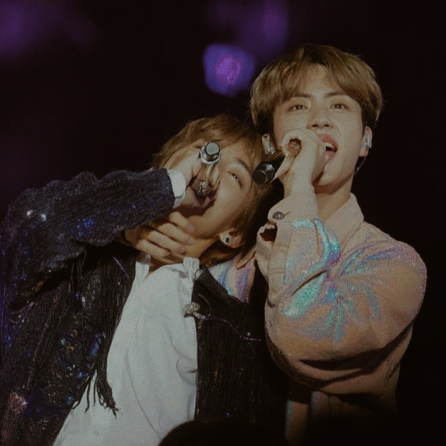 Jeongguklogy's tweet image. Yoongi solía ir donde Taehyung y lo abrazaba fuerte cuando estaba acostado diciendo "¿Estás cansado, pequeño?". Namjoon dijo una vez que a Taehyung le gusta dar mimos y le gusta que le digan palabras dulces, Yoongi dijo: "Taehyung es especial, él vino de las estrellas".