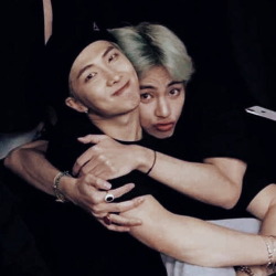 Jeongguklogy's tweet image. Yoongi solía ir donde Taehyung y lo abrazaba fuerte cuando estaba acostado diciendo "¿Estás cansado, pequeño?". Namjoon dijo una vez que a Taehyung le gusta dar mimos y le gusta que le digan palabras dulces, Yoongi dijo: "Taehyung es especial, él vino de las estrellas".