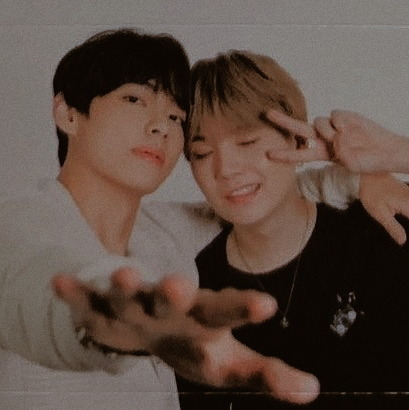 Jeongguklogy's tweet image. Yoongi solía ir donde Taehyung y lo abrazaba fuerte cuando estaba acostado diciendo "¿Estás cansado, pequeño?". Namjoon dijo una vez que a Taehyung le gusta dar mimos y le gusta que le digan palabras dulces, Yoongi dijo: "Taehyung es especial, él vino de las estrellas".